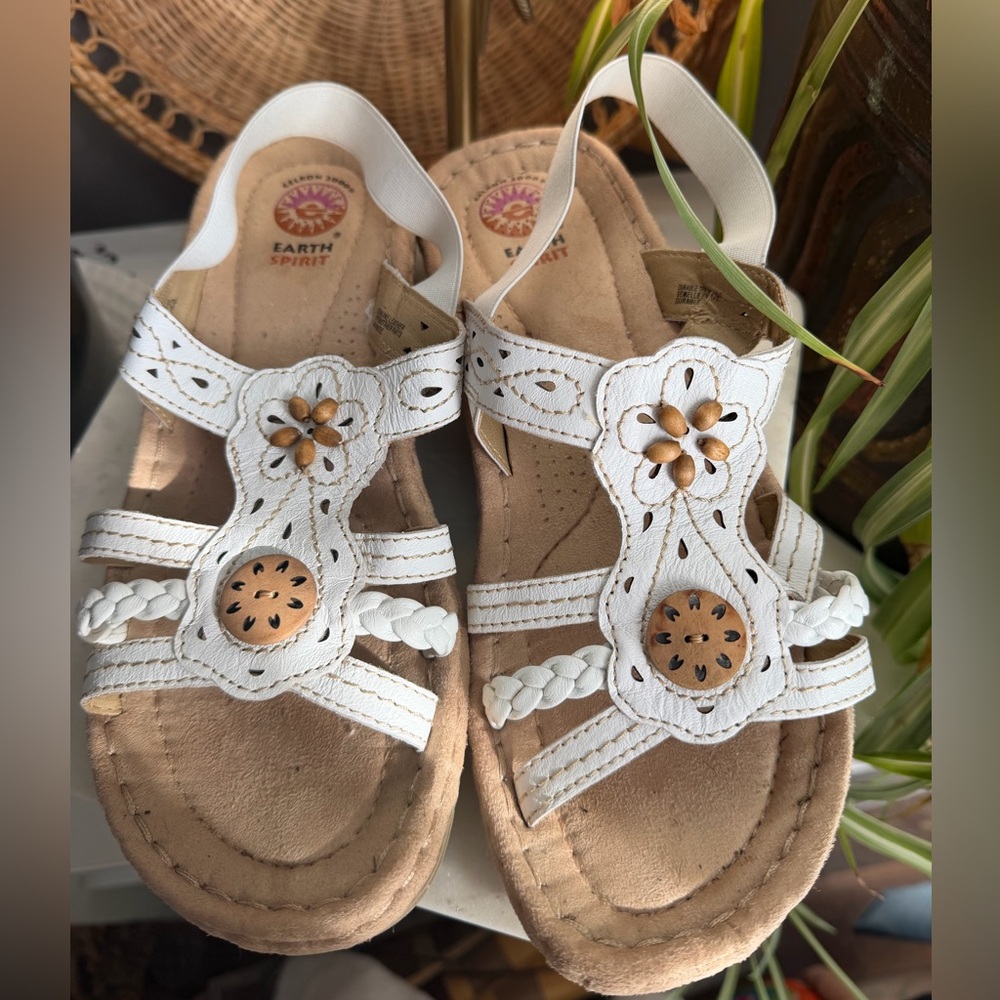 Earth Spirit White Leather Beaded comfort Sandals Size 8.5